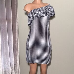 Velvet dress with pockets.